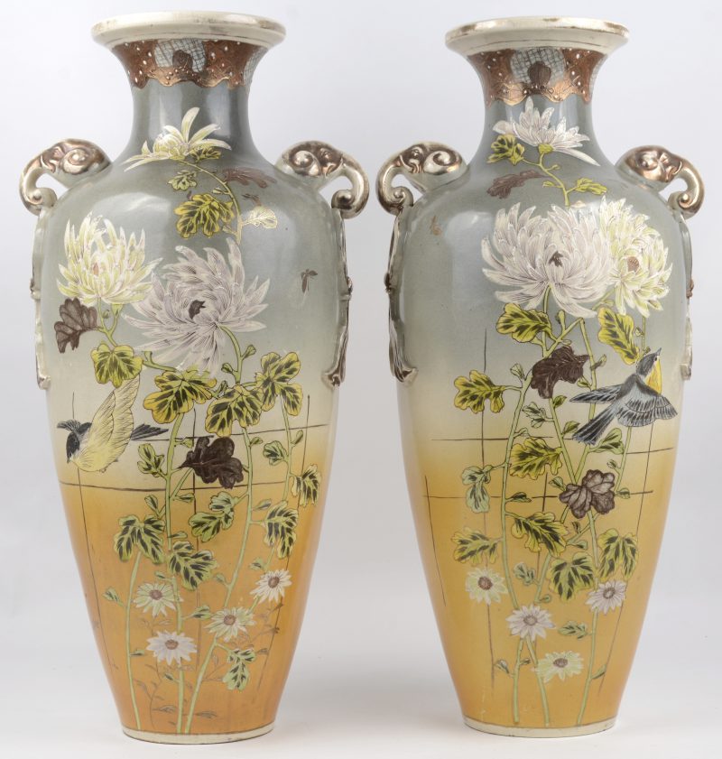 Een paar vazen van japans aardewerk, versierd met een decor van pioenen en vogels.