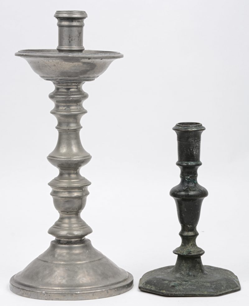 Twee kandelaars, waarbij één tinnen en één koperen (XVIIIe en XXe eeuw).