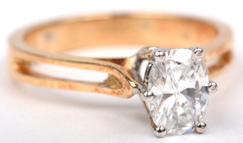 Een 18 K wit en geelgouden ring bezet met een diamant in markies geslepen van +- 1,05 ct.