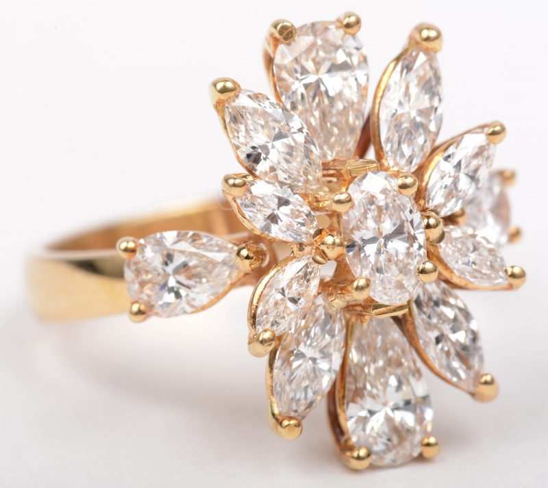 Een 18 K geelgouden bloemvormige ring bezet met een diamanten in markies geslepen met een gezamenlijk gewicht van +- 3 ct.