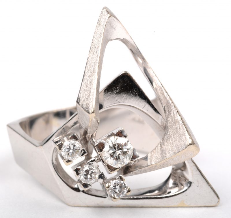 Een 18 K witgouden ring bezet met een briljanten met een gezamenlijk gewicht van +- 0,40 ct.