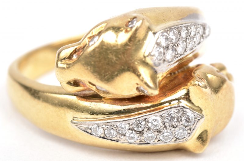 Een 18 K geelgouden ring in de vorm van panters bezet met een briljanten met een gezamenlijk gewicht van +- 0,20 ct.