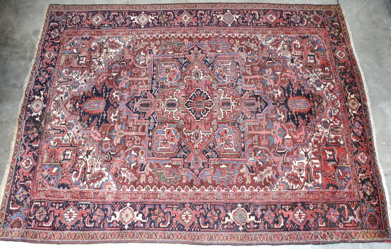 Een handgeknoopt Persisch tapijt. Heriz.