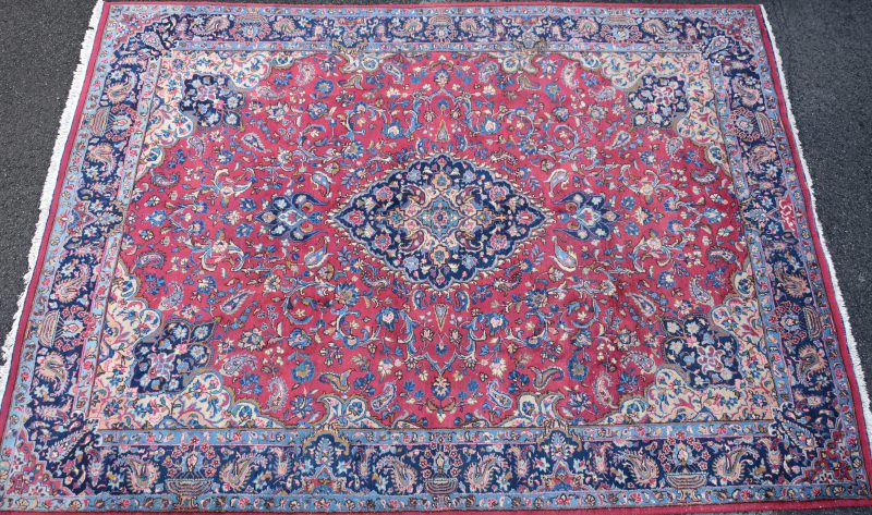 Een handgeknoopt Perzisch tapijt. Kaschmar.