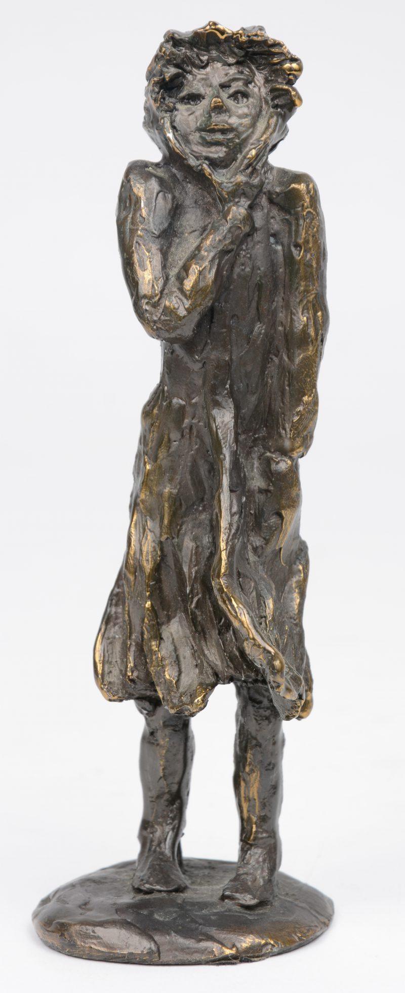 “Vrouw in kleedje”. Een gepatineerd bronzen beeldje. Gesigneerd.