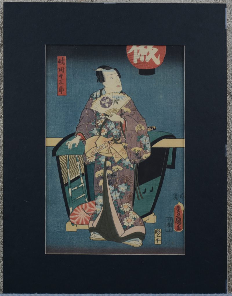 “Acteur met waaier en zwaard naast palankijn”. Een Japanse houtsnede. gesigneerd en gedateerd jaar van de haas (1855).