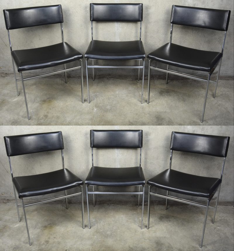 Een reeks van zes vintage chromen stoelen, bekleed met kunstleder.
