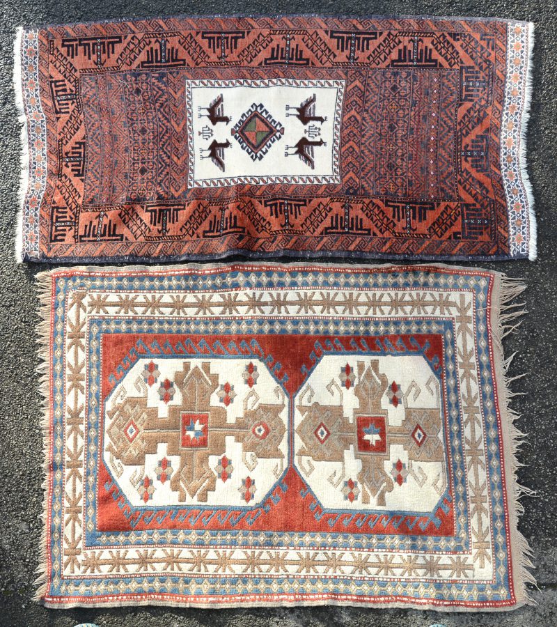 Twee verschillende handgeknoopte Turkse tapijtjes.