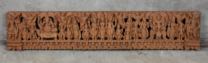 Een fijn uitgestoken Indiaas houtsculptuur. Madras.