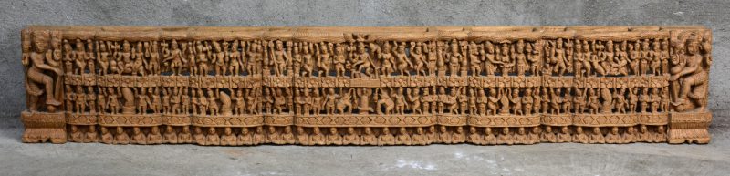 Een fijn uitgestoken Indiaas houtsculptuur. Madras.