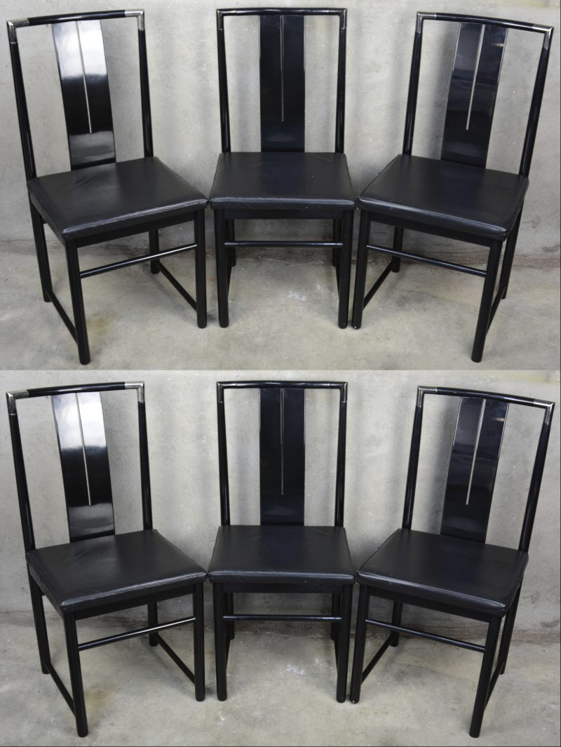 Een reeks van zes zwartgelakte houten stoelen met kunstlederen zit.