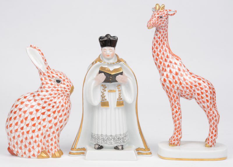 Drie beeldjes van meerkleurig porselein, bestaande uit een giraf, een konijntje en een kardinaal. Allen gemerkt onderaan.