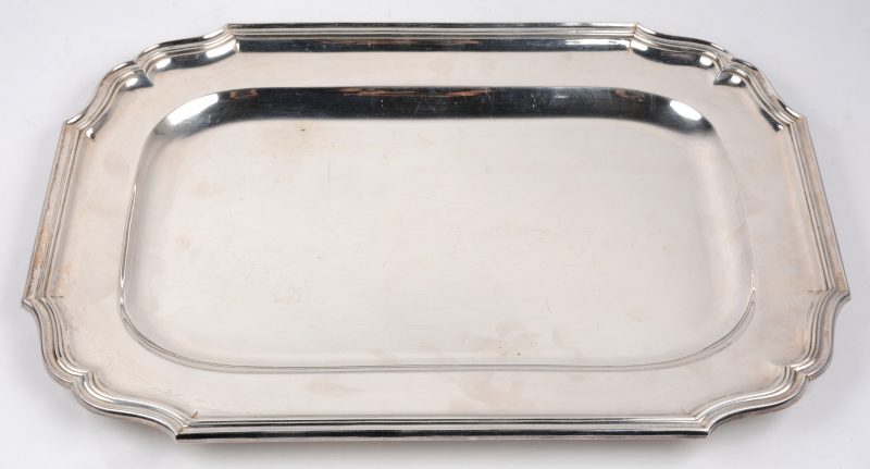 Een rechthoekige schotel van 800‰ zilver. Gemerkt van Delheid. 1554,3 gram.