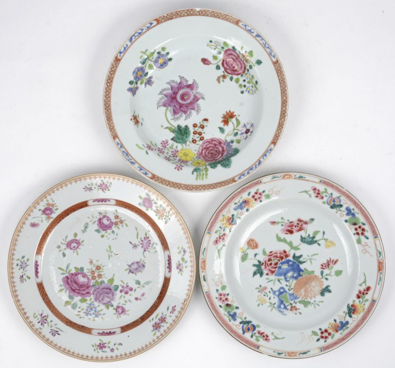 Drie Chine-de-commandeborden, versierd met bloemendecors. Eén gaaf en twee met barst en randschilfers. Omstreeks 1800.