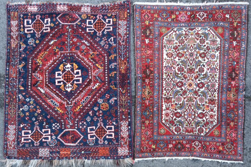 Twee handgeknoopte Oosterse wollen tapijtjes.