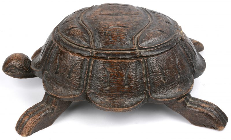 Een schildpadvormig kistje met beweegbaar hoofdje. XIXe eeuw. De pootjes herbevestigd.