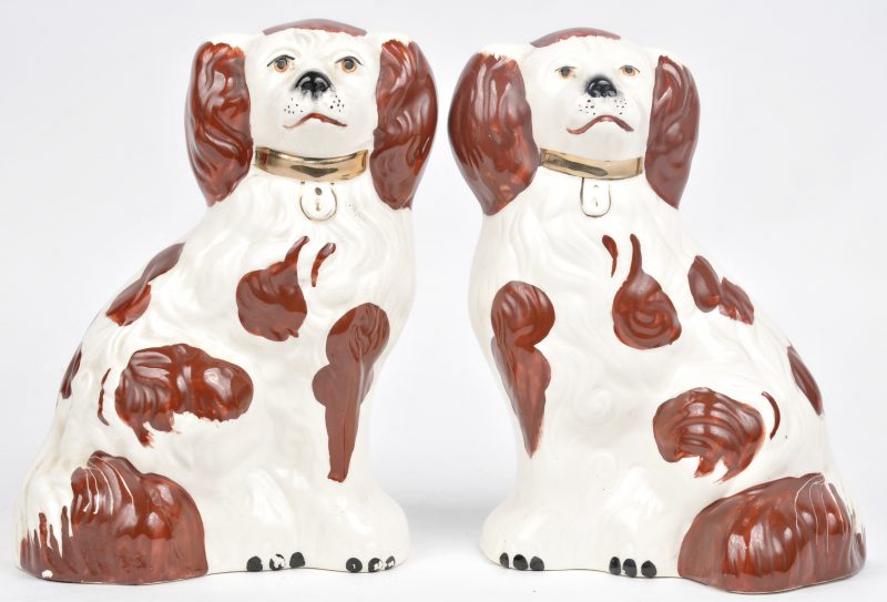 Een paar hondjes van Staffordshire aardewerk. Onderaan gemerkt.