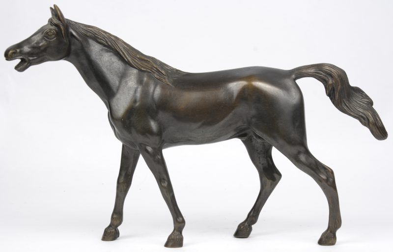 Een bronzen paard. Gesigneerd ‘Menne”. Zonder sokkel.