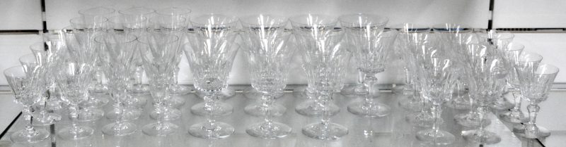 Een geslepen kleurloos kristallen glazenservies, bestaande uit elf champagnefluiten, elf waterglazen, acht rodewijnglazen en negen wittewijnglazen.