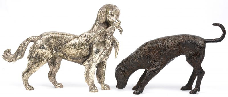 Twee bronzen hondjes, waarbij één verzilverd.