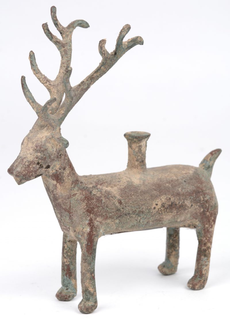 Een bronzen vaasje in de vorm van een hert. Chinees werk.