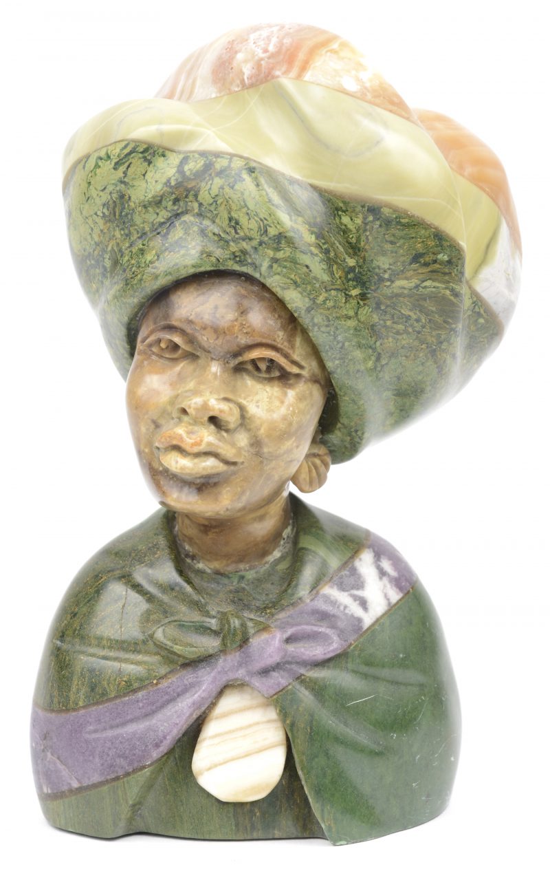 Een gesculpteerde Afrikaanse vrouwenbuste van verschillende soorten mineraal.