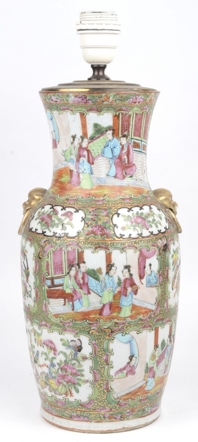 Een XIXe eeuwse vaas van Cantonporselein, gemonteerd als lampenvoet. Barst bovenaan.