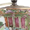 Een XIXe eeuwse vaas van Cantonporselein, gemonteerd als lampenvoet. Barst bovenaan.