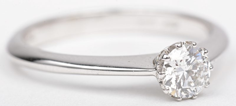 Een 18 K witgouden ring bezet met een solitair briljant van +- 0,43 ct. EVVS1.