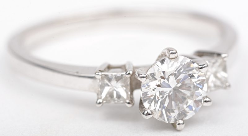 Een 18 K witgouden ring bezet met een briljanten met een gezamenlijk gewicht van +- 0,20 ct. en een centrale briljant +- 0,70 ct.
