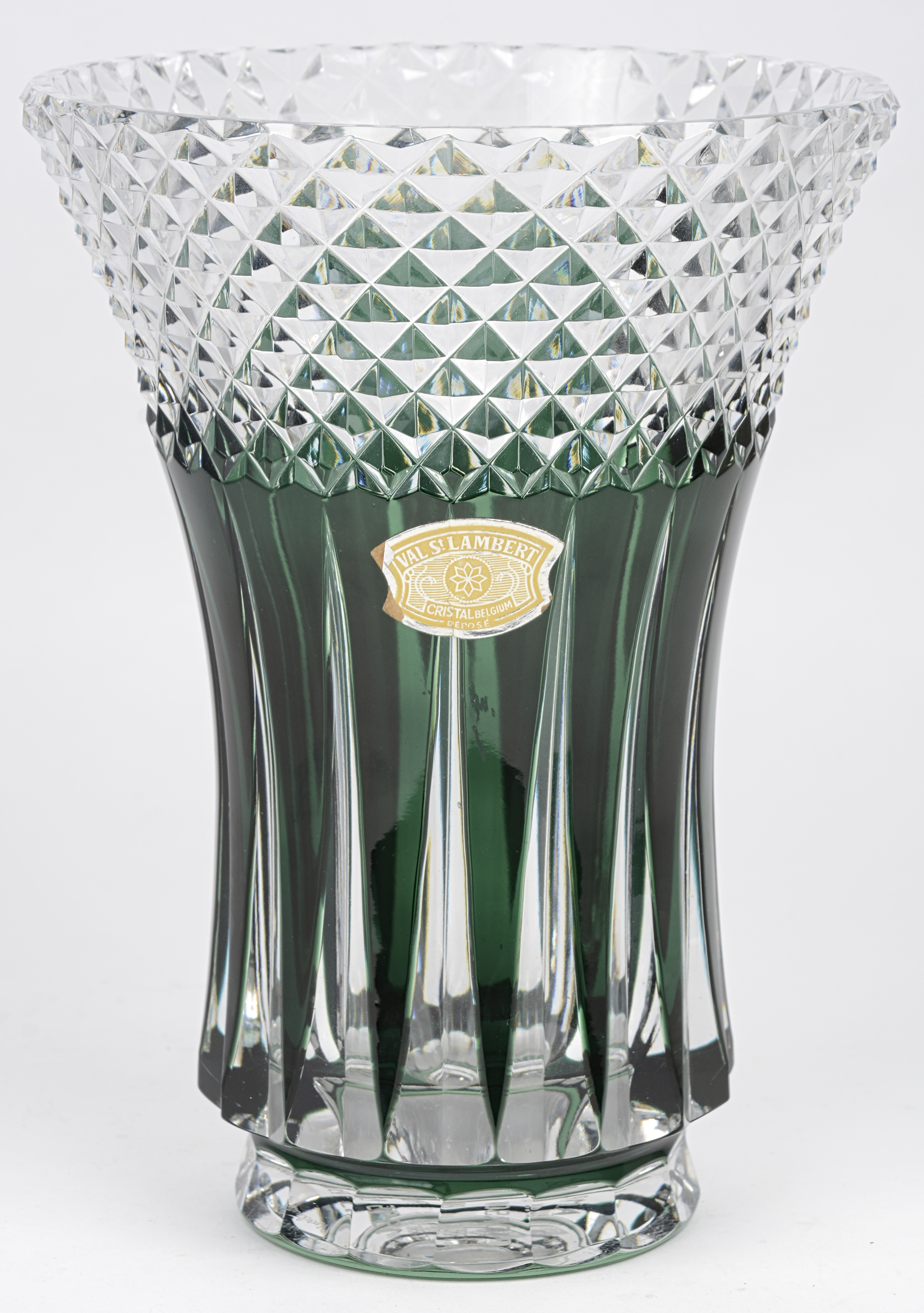 Ondeugd veiligheid Jood Een vaas in geslepen en groen gedubbeld kristal. Met een merk van Val Saint  Lambert. – Jordaens N.V. Veilinghuis