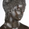 “Femme à La Cruche”. Een gepatineerd bronzen beeld. Gesigneerd.
