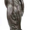 “Femme à La Cruche”. Een gepatineerd bronzen beeld. Gesigneerd.