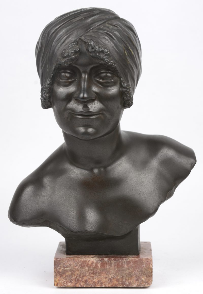 “Buste Van Een Vrouw Met Turban”. Een beeld in gepatineerd brons. Gesigneerd.