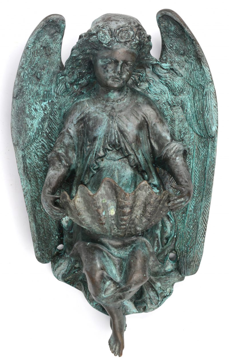 Een bronzen wijwatervat in de vorm van een schelp, gedragen door een engel.