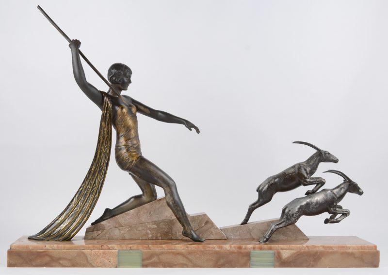 Een art deco groep met voorstelling van Artemis die jaagt op twee gemzen. Zamak op meersoortig marmer.