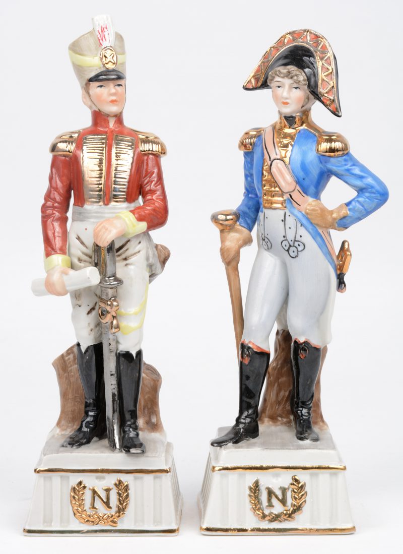 Een paar Napoleontische generaals in polychroom porselein.
