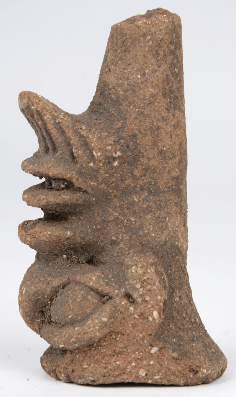 Een antiek hoofdje van terracotta. Afrikaans werk.