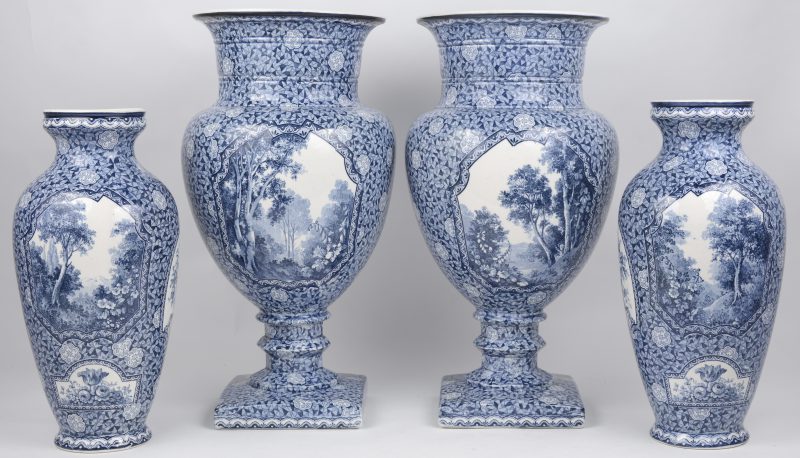 Twee paar aardewerken vazen, versierd met blauw-wit decor van landschappen en bloemen in cartouches.