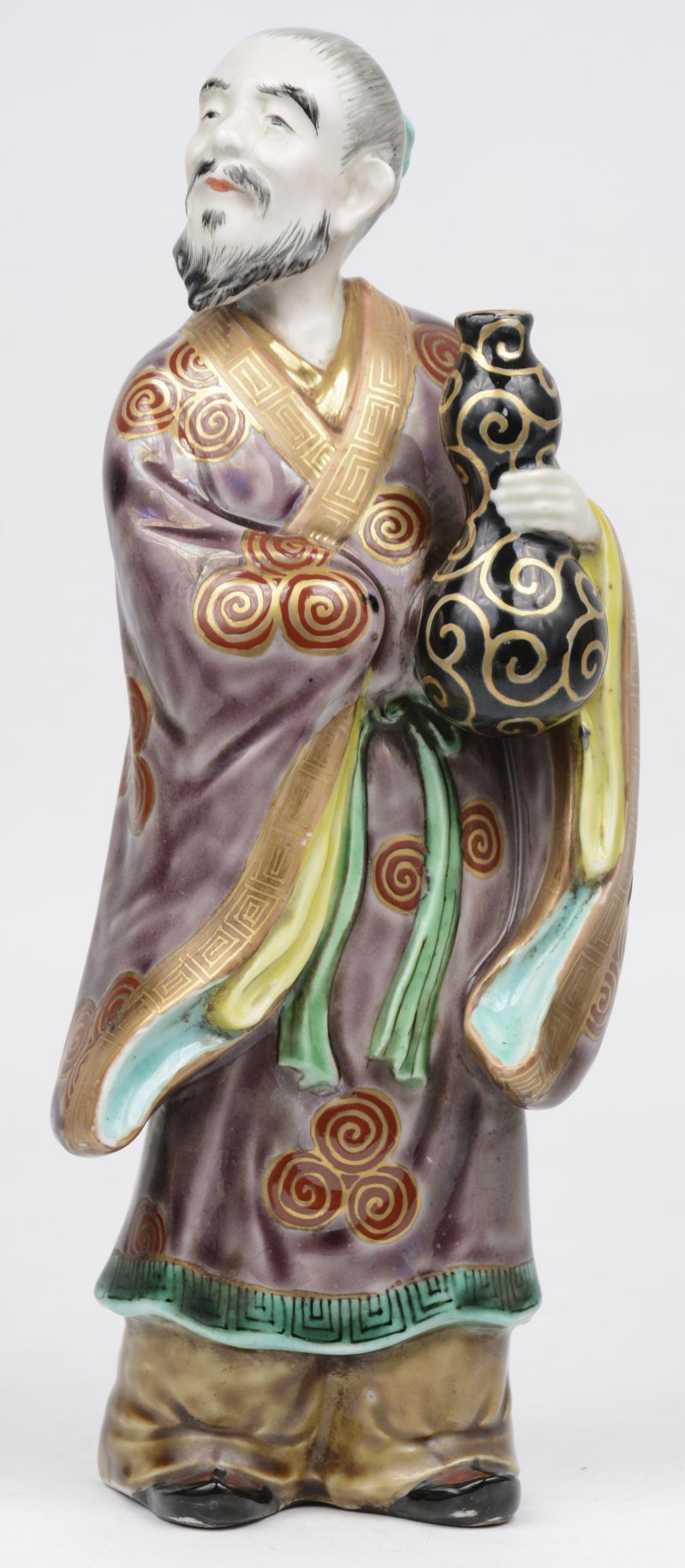 Een beeldje van meerkleurig Chinees porselein in de vomr van een man met een vaas.