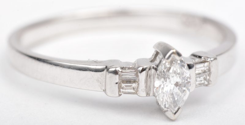 Een 18 K witgouden ring bezet met een diamant markies slijp en diamant baguettes met een gezamenlijk gewicht van +- 0,35 ct.