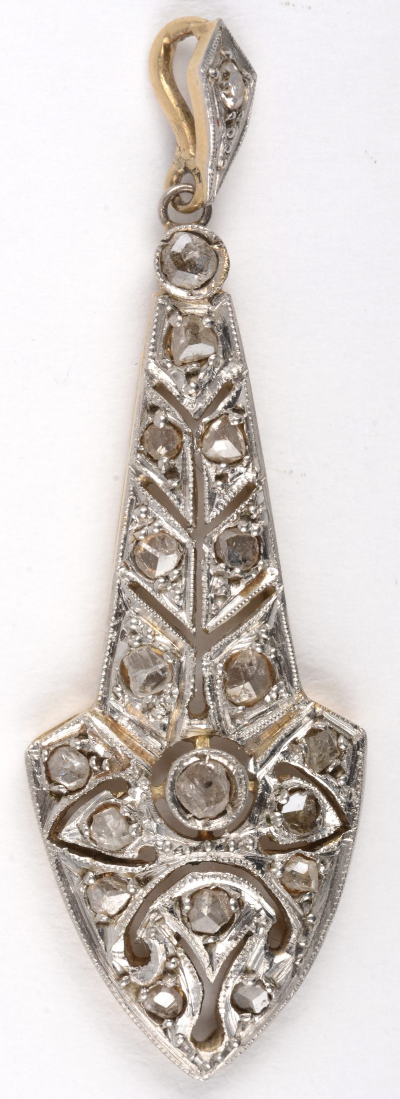 Een 18 K wit en geelgouden hanger bezet met diamant oude slijp met een gezamenlijk gewicht van +- 0,40 ct.
