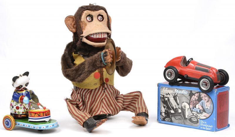 Een lot van drie stuks mechanisch speelgoed, bestaande uit een aapje met cymbalen, een opwindbaar racewagentje en een trommelende panda.