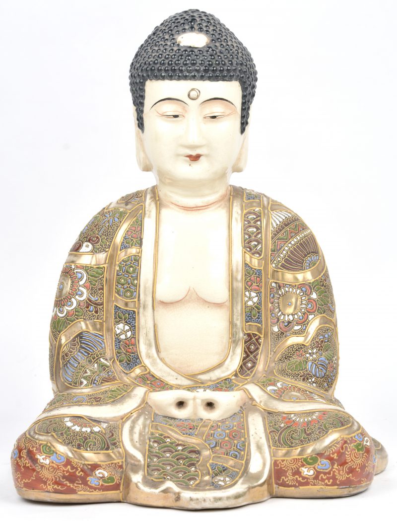 Een zittende boedha van Satsuma aardewerk.