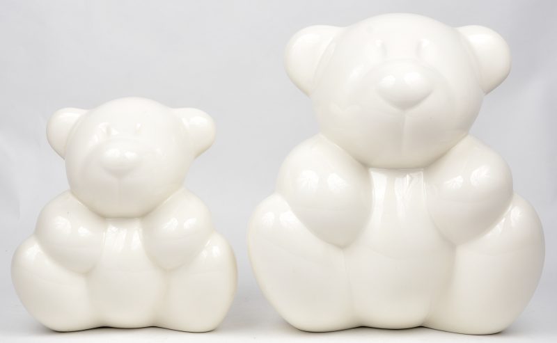 Een grote en een kleine beer van monochroom wit aardewerk naar ontwerp van Rik Delrue.