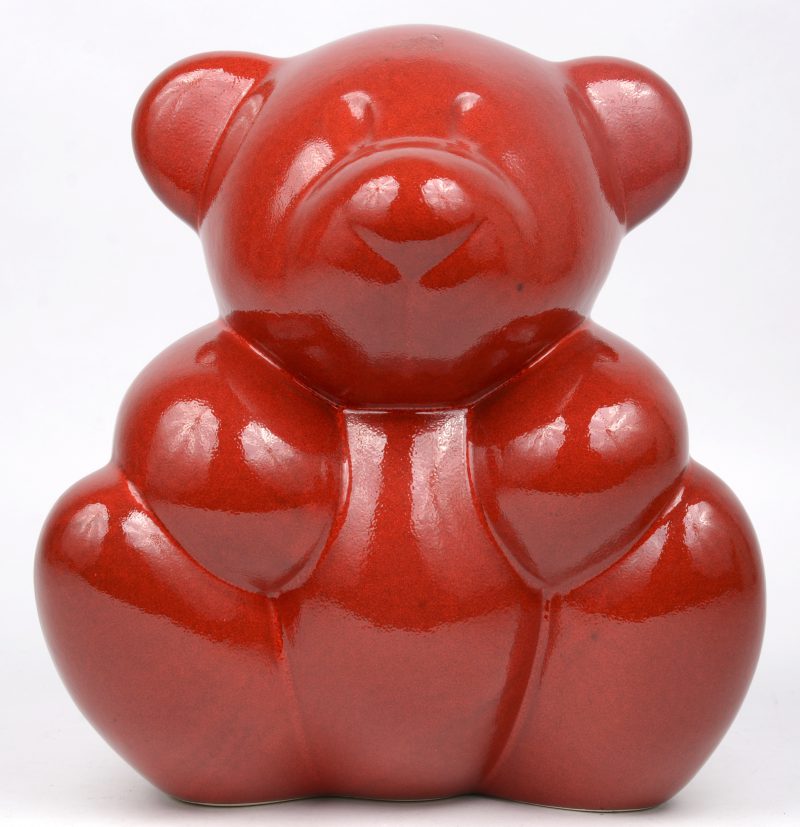 Een beer van rood geglazuurd aardewerk naar ontwerp van Rik Delrue.