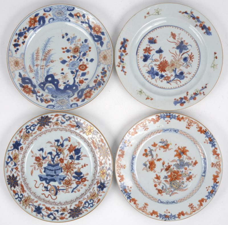 Vier verschillende borden van Chinees porselein met Imaridecors. Tijdperk Qianlong. Lichte randschade.