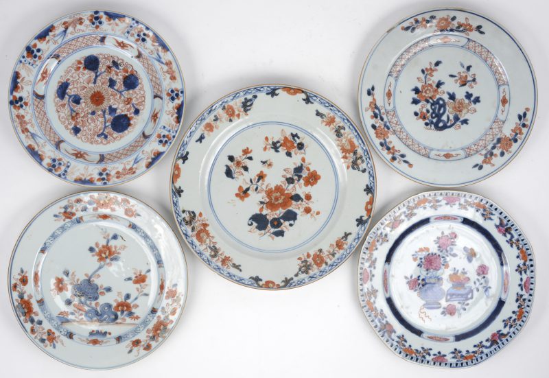 Vijf verschillende borden van Chinees porselein met Imaridecors. Tijdperk Qianlong. Lichte randschade.