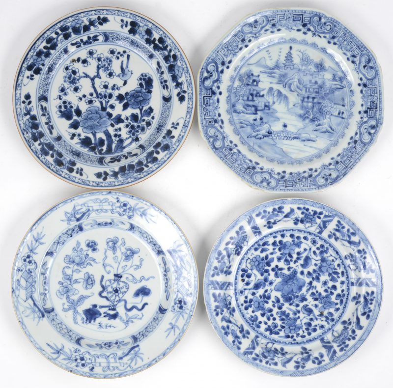 Vier verschillende borden van Chinees porselein met blauw op witte decors. Tijdperk Qianlong.
