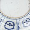 Een bord van blauw en wit Chinees porselein. Tijdperk Wan Li. Gerestaureerd. Bijgevoegd een XIXe eeuwse diepe schotel van Chinees porselein.